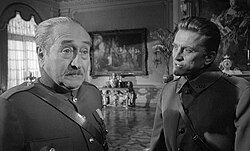 Fotograma del tráiler de la película: Adolphe Menjou y Kirk Douglas