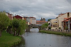 El río Cabe a su paso por el casco urbano