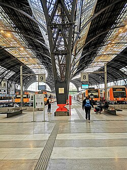 Interior actual de la Estación de Francia mostrando las vías 8 y 9