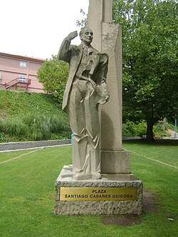 Estatua de Santiago Casares Quiroga en La Coruña situada en su plaza homónima