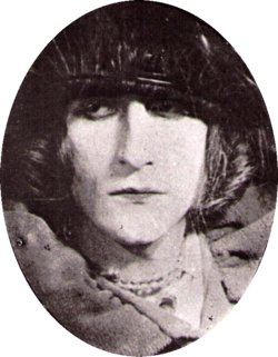 Marcel Duchamp caracterizado como su alter ego Rrose Sélavy