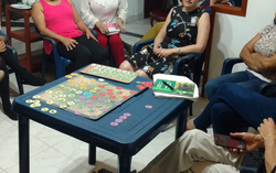 Grupo de adultos aprendiendo sobre el ambiente a través de dinámicas
