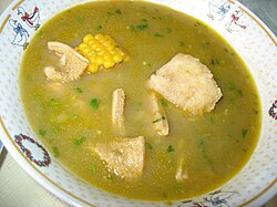 Sopa de mondongo servida en un plato