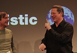 Fotografía de Al Gore respondiendo a una pregunta del entrevistador Chris Anderson.