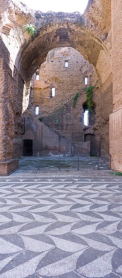 Detalle de escaleras y pavimentos de mosaico conservados