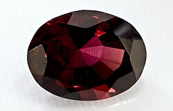 Representación de tonalidades rojizas oscuras asociadas a minerales.