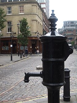 Monumento y placa en memoria de John Snow junto al pub homónimo.