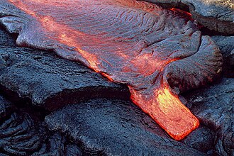 Fotografía de lava fluida poco viscosa durante una erupción efusiva en Kilauea, Hawái