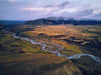 Paisaje del Río de las Chinas en la inmensidad patagónica.