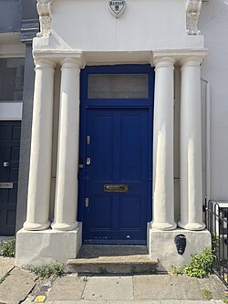 Fachada de una casa residencial con puerta de color azul en Londres