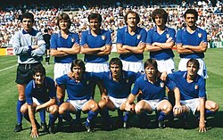 La selección italiana de fútbol celebrando y posando con la Copa del Mundo tras coronarse campeona en el año 1982.