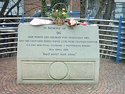 Placa en homenaje a las víctimas de la tragedia de Hillsborough