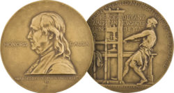 Anverso y reverso de la medalla de oro del Premio Pulitzer por Servicio Público.
