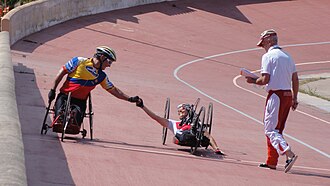 Corredores de hand bike en velódromo