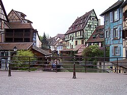 Canales y arquitectura tradicional en el barrio de la Pequeña Venecia en Colmar