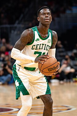 Dennis Schröder con el uniforme de los Boston Celtics