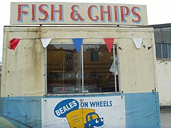 Establecimiento comercial tradicional de Fish and Chips en el entorno urbano