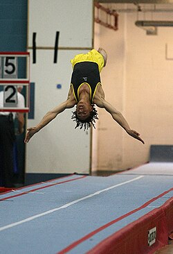 Jordan Ramos, campeón británico de tumbling, sobre una superficie de entrenamiento.