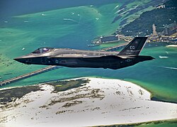 El primer F-35 de la USAF entregado en su vuelo de entrega a Eglin AFB