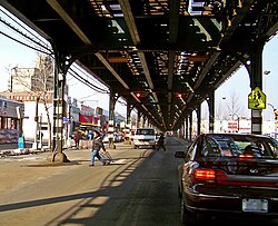 Estructura elevada del metro operando sobre Broadway en El Bronx.