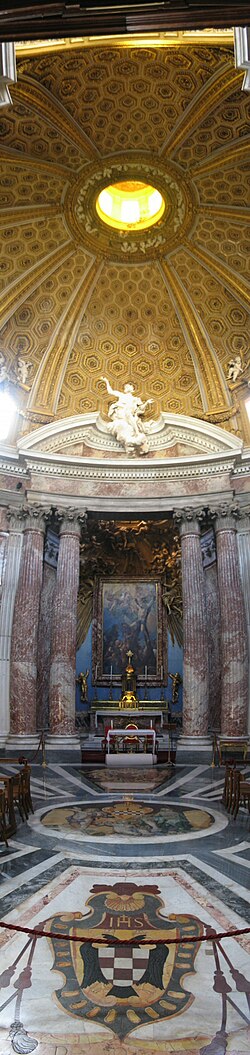 Vista interior hacia el altar mayor y la cúpula elíptica