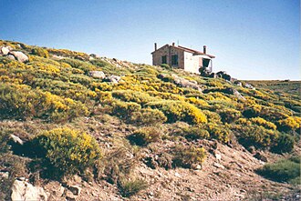 Refugio situado en la cima del puerto de Peñanegra en Santiago del Collado