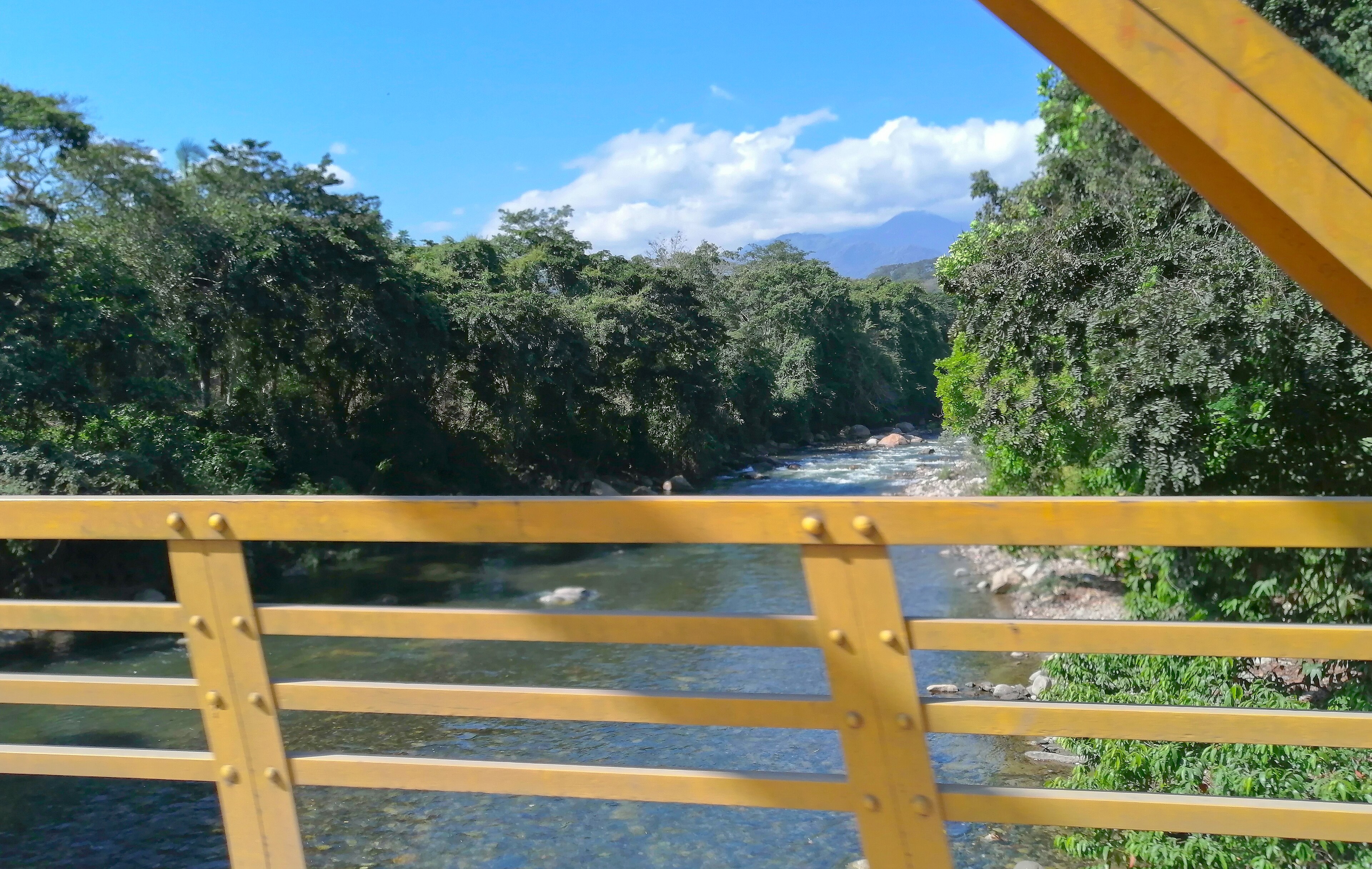 Paisaje montañoso asociado a la cuenca del río