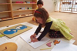 Aprendiendo geografía en una escuela Montessori.