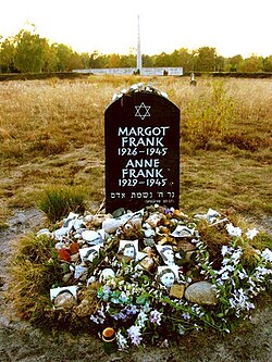 Lápida de Ana y Margot Frank en Bergen-Belsen