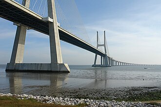 Vista general del Puente Vasco da Gama y su estructura atirantado sobre el agua