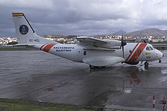Aeronave CASA CN-235-300MPA de Salvamento Marítimo estacionada