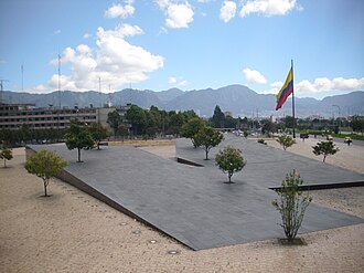 Fachada y entorno del Centro Administrativo Nacional sede del Ministerio de Defensa en Bogotá