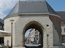 Vista de la puerta histórica Bovenpoort en Herentals