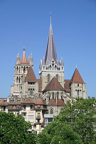 Vista general exterior de la Catedral de Lausana en Suiza