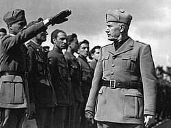 Mussolini pasa revista a las tropas listas para embarcar hacia el Cuerno de África.