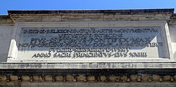 Inscripción del papa Pío VII en el arco