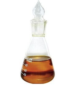 Matraz de laboratorio que contiene líquido transparente de biodiésel.