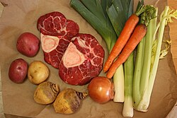 Ingredientes frescos sobre una superficie de madera