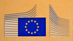 Logotipo oficial de la Comisión Europea en la entrada del Berlaymont