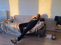 Un hombre descansando en un sofá