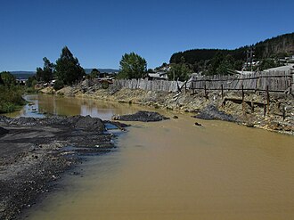 Agua contaminada en el río Curanilahue, Chile.