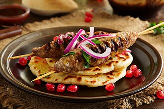 Plato tradicional de kebab con guarnición