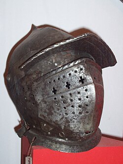 Ejemplo histórico de un yelmo medieval utilizado en el ámbito militar.