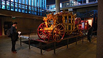 Exhibición interior que muestra un carruaje histórico en el Museo de Londres.