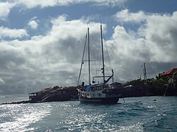Barco de vela en Puerto Ayora