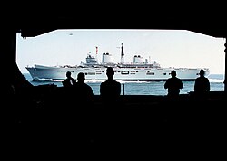 Navío militar británico navegando en alta mar.