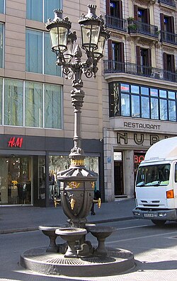 Fuente de Canaletas en el cruce de la Rambla con la plaza de Cataluña.