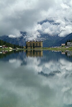 Paisaje del Lago de Misurina rodeado por montañas nevadas.