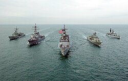 Destructores de la Armada estadounidense, de la Royal Navy y de la Armada australiana en maniobras conjuntas