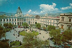 Plaza Murillo con el Palacio Legislativo y el Palacio Quemado